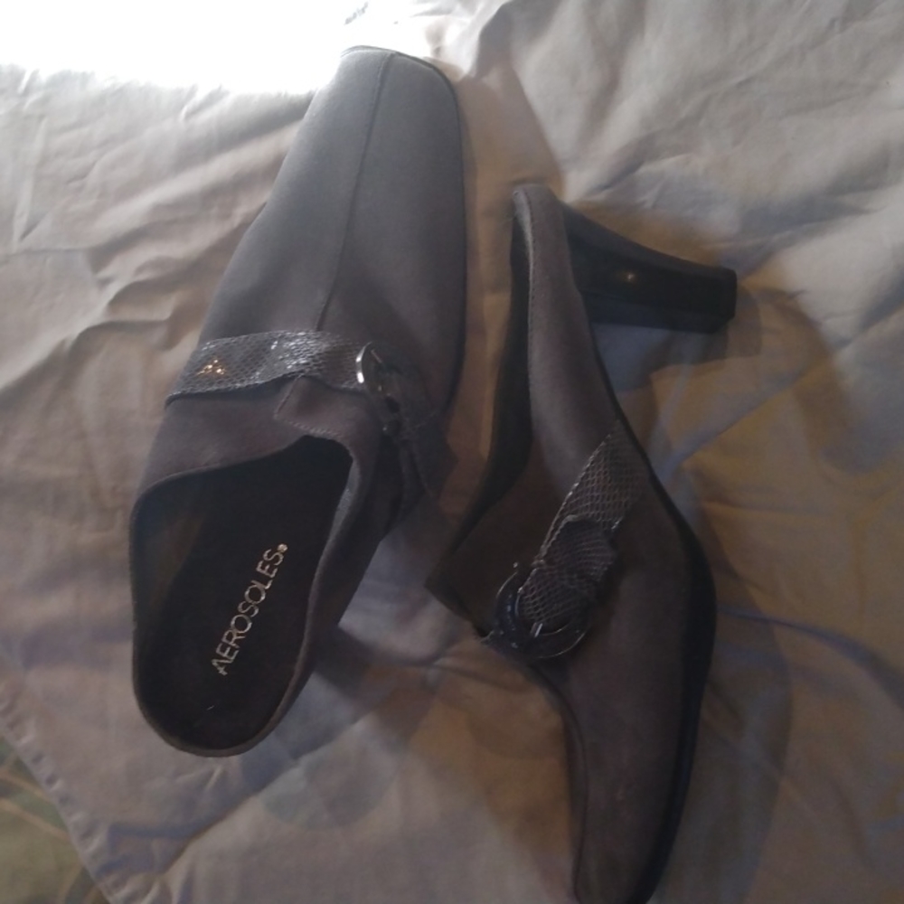 Aerosoles gray suede slip on heels
